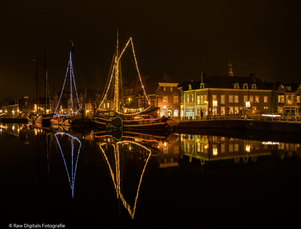 De kom van Weesp gefotografeerd in de avond.